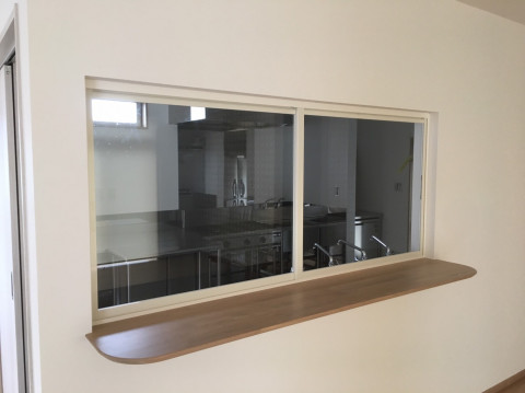 キッチンとの間仕切りにエコ内窓LiteUを取り付けました(彦根市保育園施設)